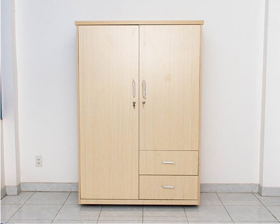 Tủ quần áo nhỏ gọn giá rẻ làm từ gỗ công nghiệp màu trắng kết hợp vân gỗ, thiết kế hiện đại với nhiều ngăn kéo và cánh cửa, phù hợp cho phòng ngủ trẻ trung.