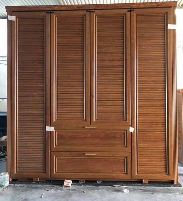 Tủ quần áo nhôm Omega 4 buồng màu vân gỗ sang trọng, thiết kế tiện nghi