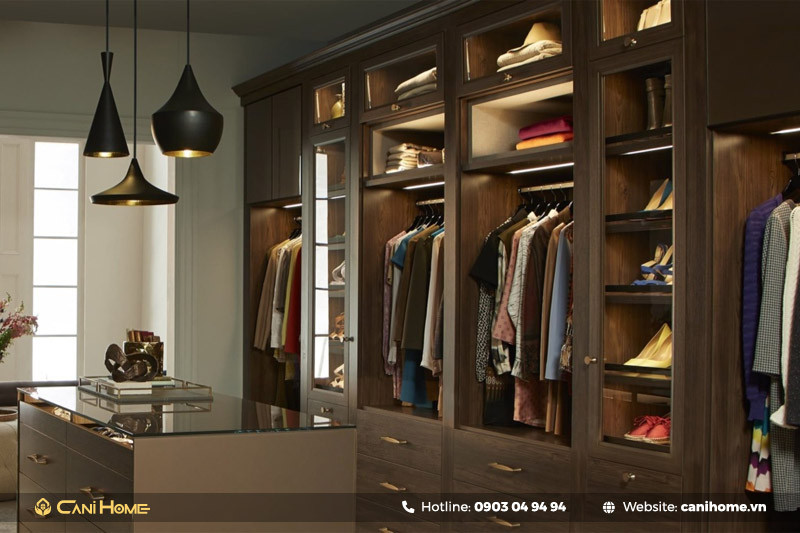 Tủ quần áo treo tường bằng kính trong suốt kết hợp gỗ, tạo vẻ sang trọng và hiện đại