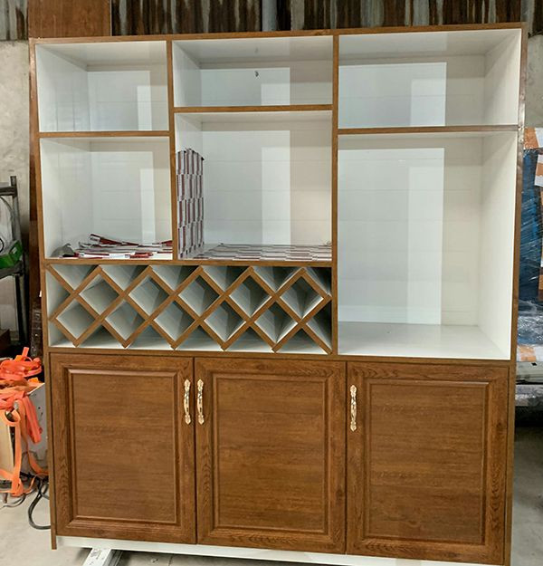 Tủ tường nhôm nội thất Omega màu vân gỗ sang trọng, tích hợp tủ quần áo