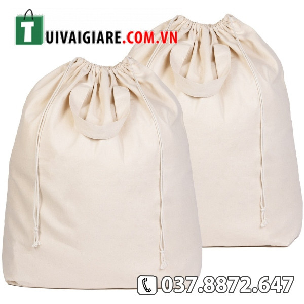 Túi vải bố đựng quần áo trơn, không in họa tiết, mang vẻ đẹp tối giản và phù hợp với nhiều phong cách nội thất khác nhau.