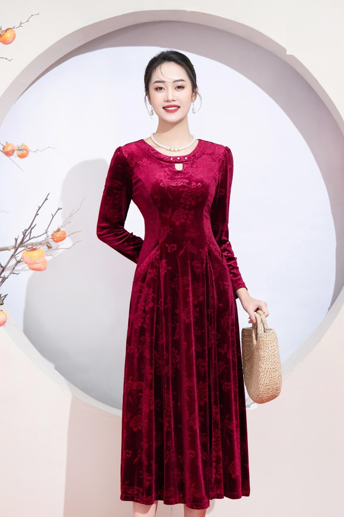 Váy nhung quý phái luôn là sự lựa chọn được nhiều chị em trung niên yêu thích.