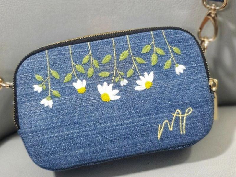 Ví tiền nhỏ gọn, bền đẹp làm từ chất liệu quần jean cũ, sản phẩm tái chế hữu ích cho cuộc sống hàng ngày