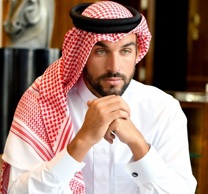 Vòng Agal màu đen được dùng để cố định khăn Kaffiyeh trên đầu người đàn ông Ả Rập