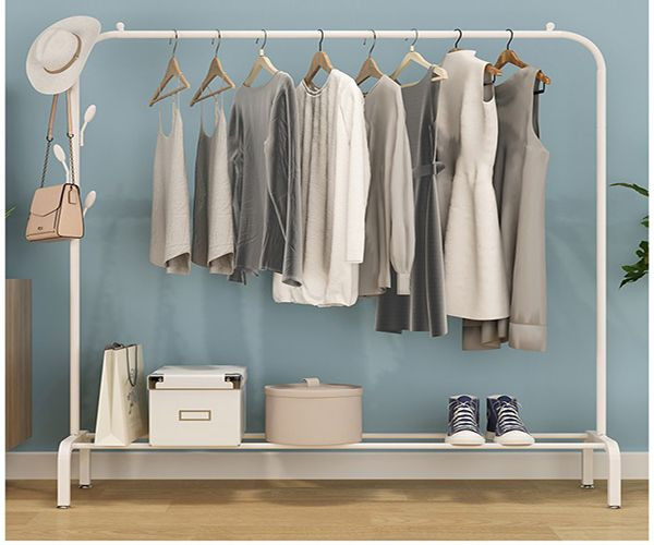 Ý tưởng thiết kế phòng live bán quần áo nữ với tường màu xanh nhẹ nhàng kết hợp giá treo trắng tối giản, tạo không gian thanh lịch, hiện đại