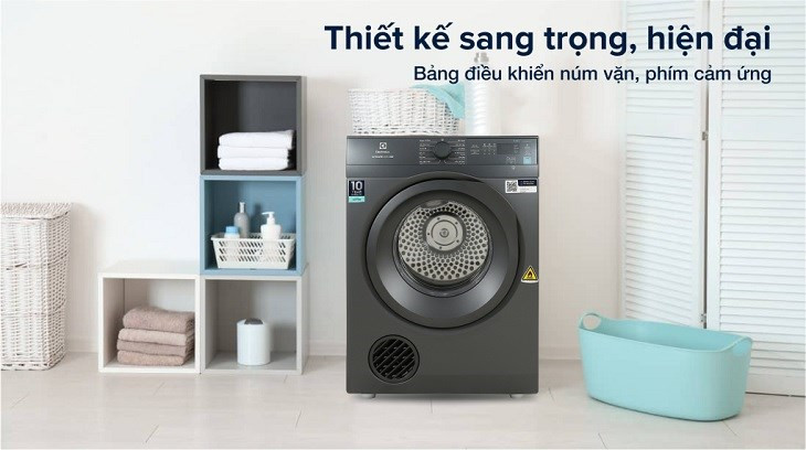 Hình ảnh minh họa một chiếc máy sấy quần áo cửa trước hiện đại màu trắng đặt trong không gian giặt ủi tiện nghi