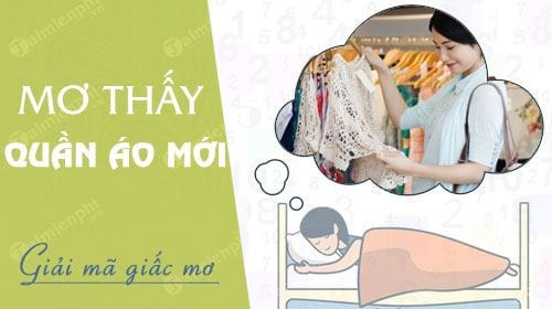 Người phụ nữ đang ngắm nhìn và lựa chọn những bộ quần áo mới may trong giấc mơ