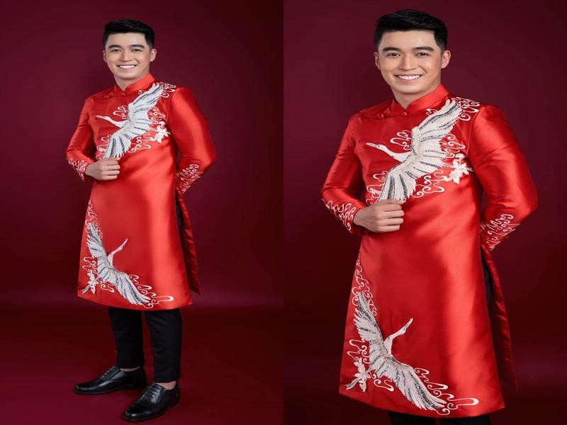 Quý ông lịch lãm diện áo dài nam cách tân phối cùng quần kaki tối màu, tạo nên vẻ ngoài trang trọng phù hợp cho các dịp lễ Tết.